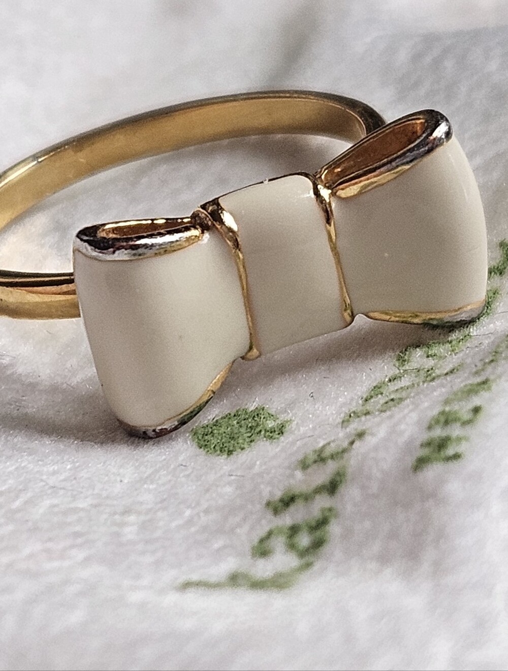 Gold Take A Bow Ring with Cream Ivory Enamel Accent Sz 8